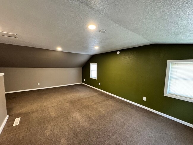 Building Photo - 3 Bedroom house in Davenport