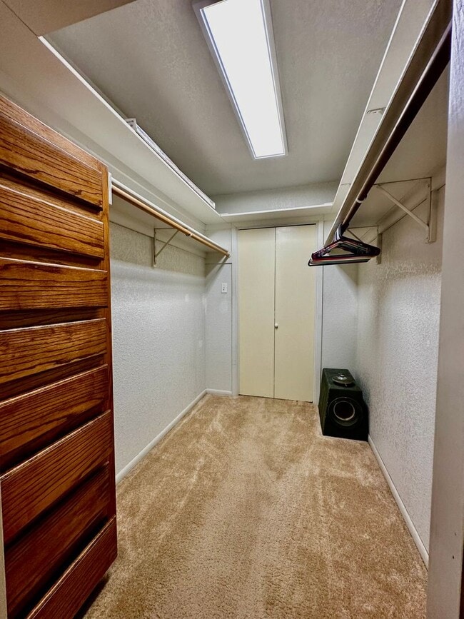 Building Photo - Furnished Riverside Home