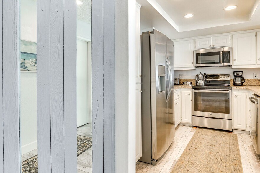 Building Photo - 4513 Cove Dr