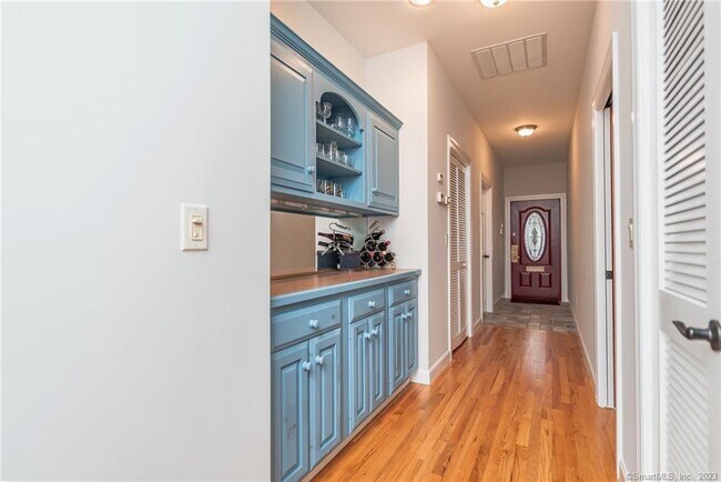 Building Photo - 246 N Shore Rd