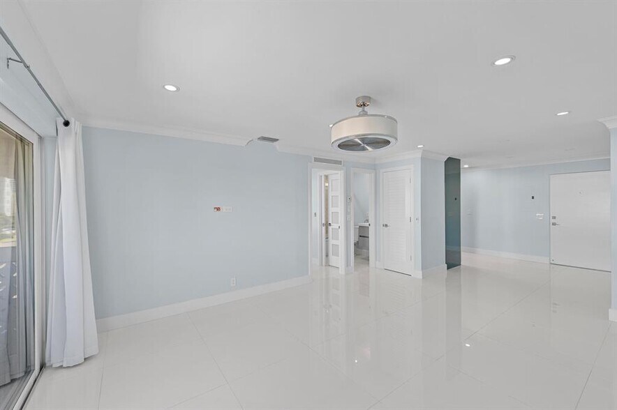 Building Photo - 3220 Bayview Dr