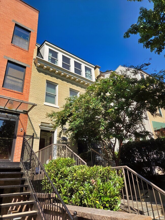 Building Photo - 2446 Ontario Rd NW