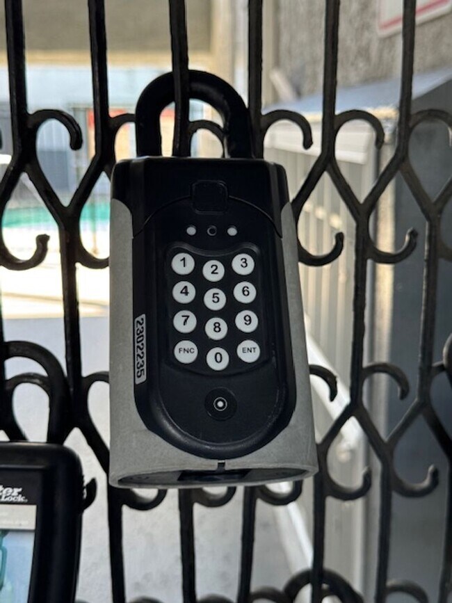 Building Photo - Long Beach 2 bed 1.5 Bath Condo - Pool, Laundry, & Parking included!