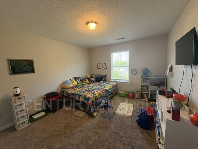 Building Photo - 560 Hampton Dr