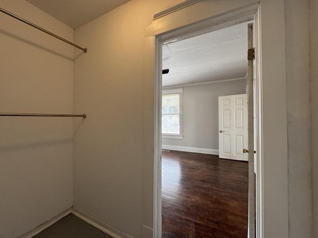 Building Photo - 836 S Broadway Ave