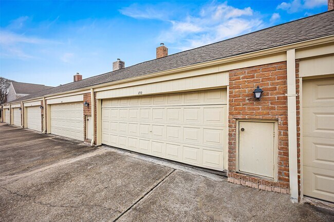 Building Photo - 810 Augusta Dr