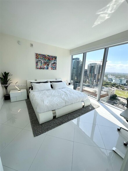 Building Photo - 1300 Brickell Bay Dr