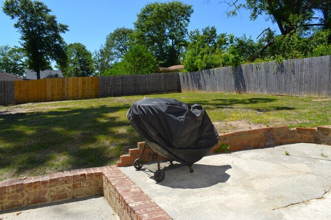 Building Photo - 321 Oak Lake Dr
