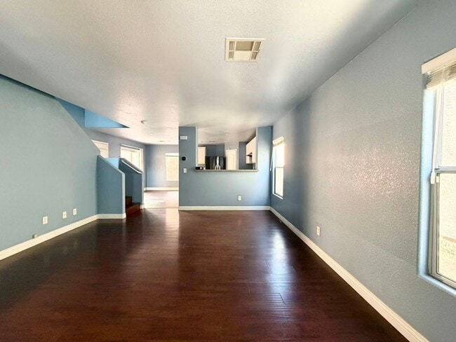 Building Photo - Beautiful 2-story home offering 3 bedrooms, 2.5 bathrooms