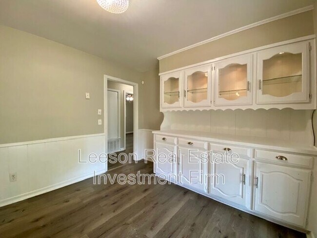 Building Photo - 845 Elmdale St
