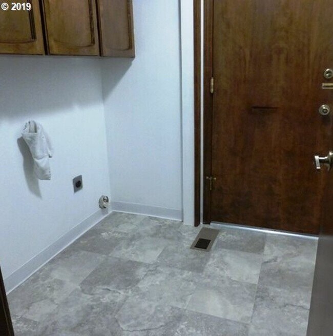 Building Photo - One level Immaculate Condition Ranch -Huge...