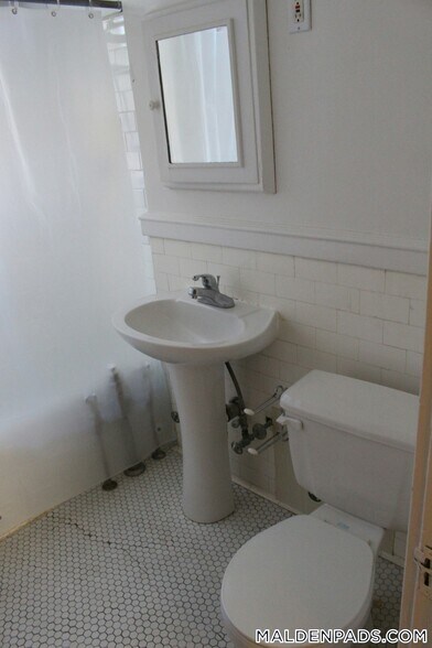 Building Photo - 86 Maple St