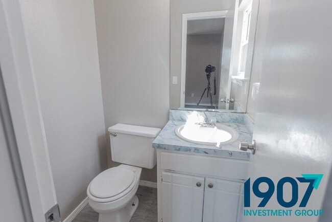 Building Photo - Spacious 5-Bedroom Home in Moore with Rece...