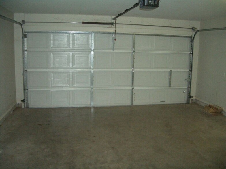 Building Photo - 1518 N Lookout Dr