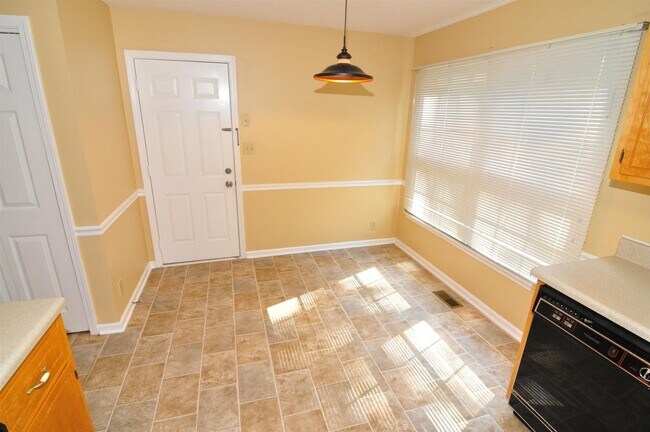 Building Photo - Sweet 3 bed 2.5 ba.  1 car garage in St B