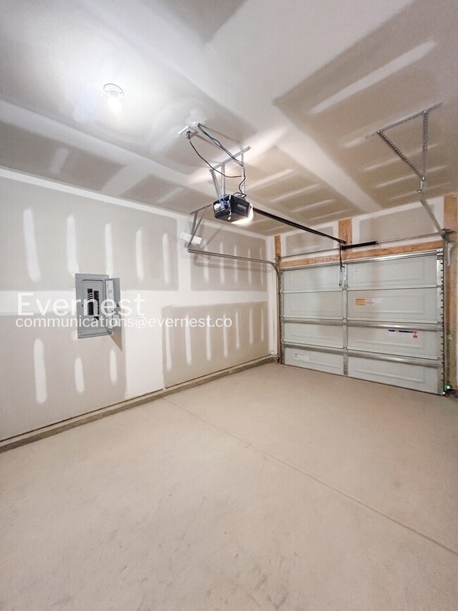 Building Photo - 3Bed, 2Bath Charming Home with Modern Amenities and Parking! / Available Soon!