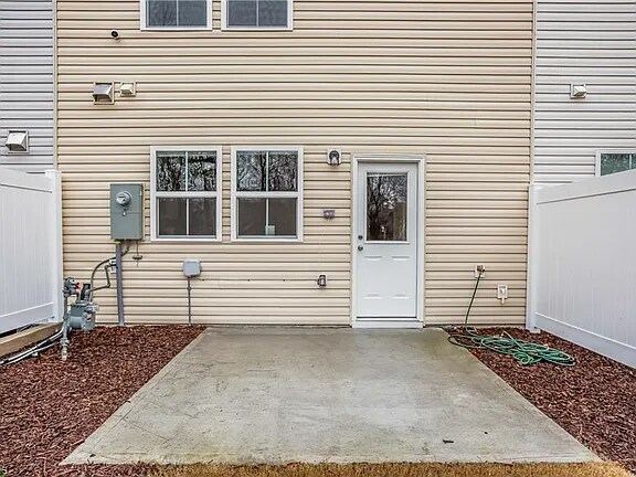 Building Photo - 823 Falls Grove Trl