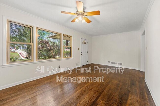 Building Photo - 2461 Fontaine Cir