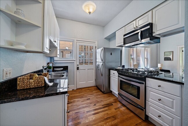 Building Photo - Uptown condo available immediately