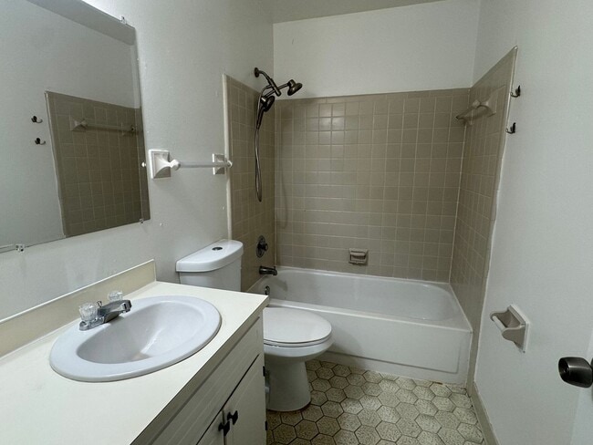 Building Photo - Forest Hills Home