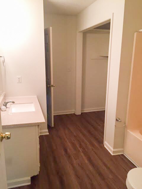 Building Photo - 1000 N Red St