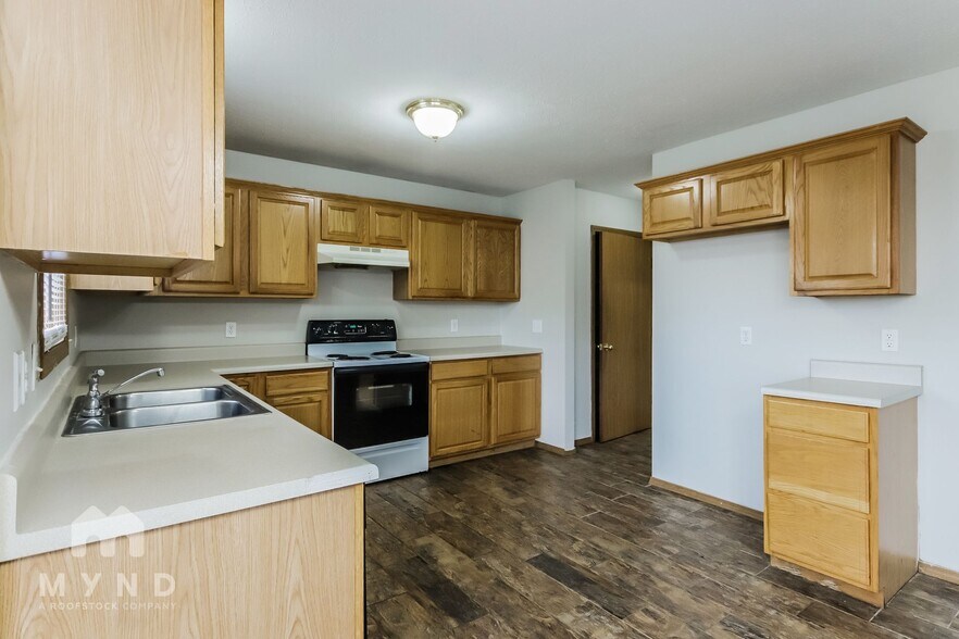 Building Photo - 418 N Century Ave