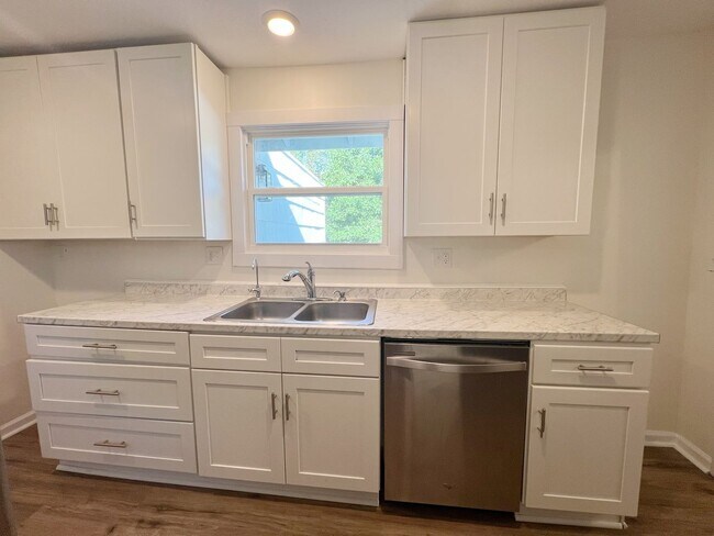 Building Photo - SEE IT NOW: Charming Renovated Bungalow in...