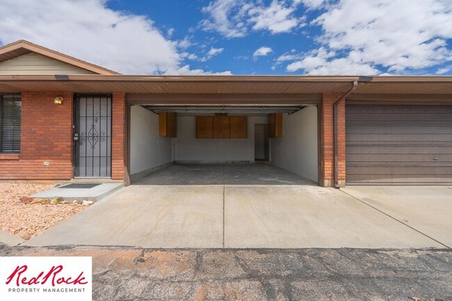 Building Photo - Remodeled 2 Bedroom Townhome. Pet Friendly!