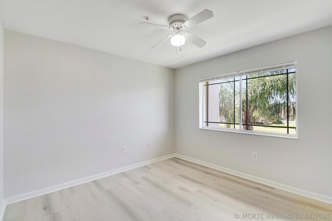 Building Photo - 121 SW Palm Dr