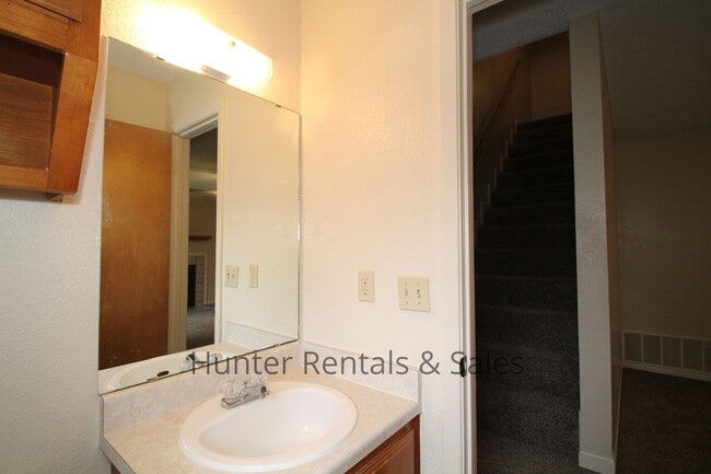 Building Photo - Rent Me Now!