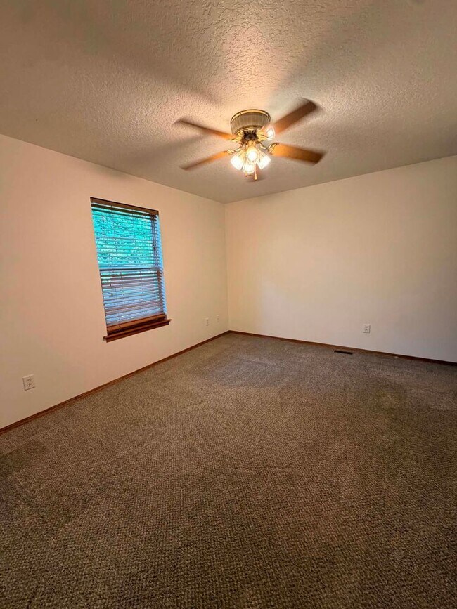 Building Photo - BEAUTIFUL 3 BEDROOM / 2 BATHROOM HOUSE WITH FENCED IN YARD, PORCH, AND SHED LOCATED CLOSE TO FREE...