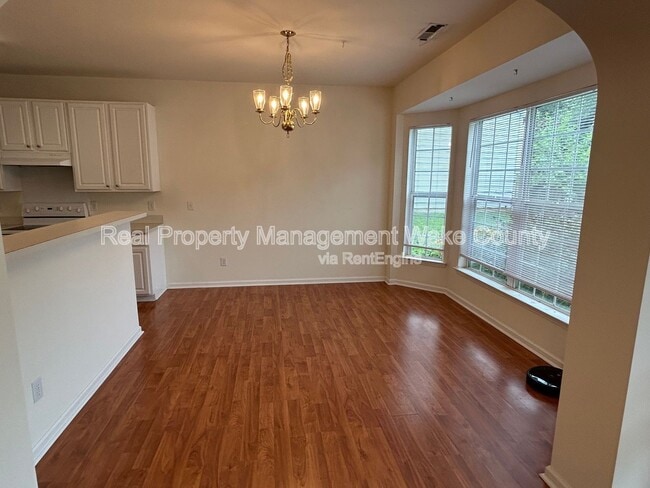 Building Photo - 2500 Valley Haven Dr