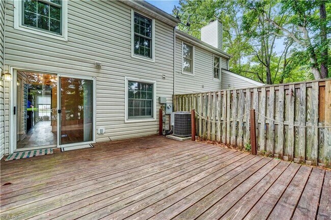 Building Photo - Coventry Townhouse