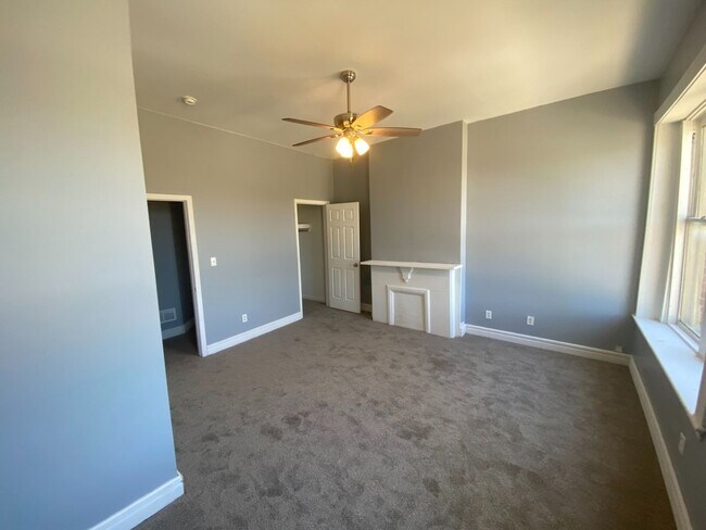 Building Photo - Spacious 4 bedroom 2 bath Townhome Updated...