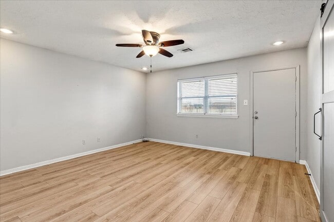 Building Photo - 7522 NW Stonegate- AVAILABLE NOW!