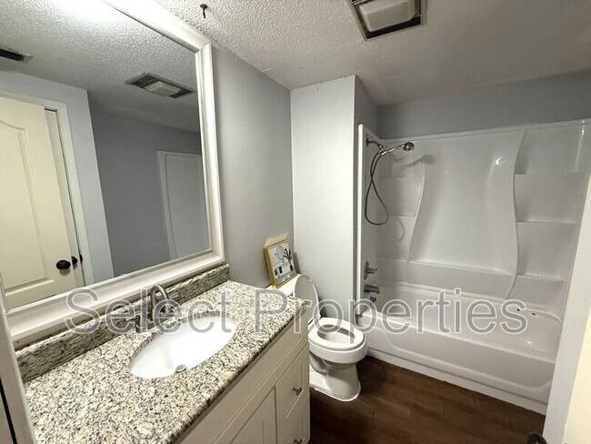 Building Photo - 2213 Spence Cir