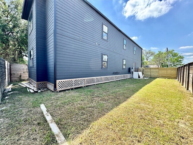 Building Photo - 1002 E 33rd St