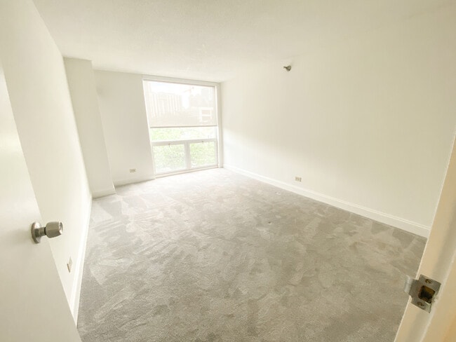 Building Photo - 1250 N La Salle Dr