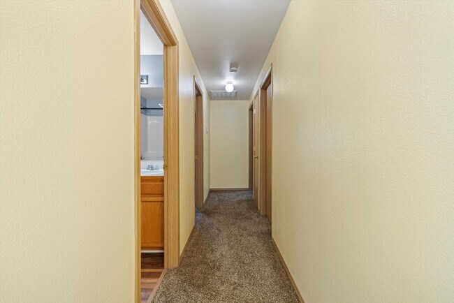 Building Photo - Charming 3-Bed, 2-Bath Single-Family Residence Near Rd 68!