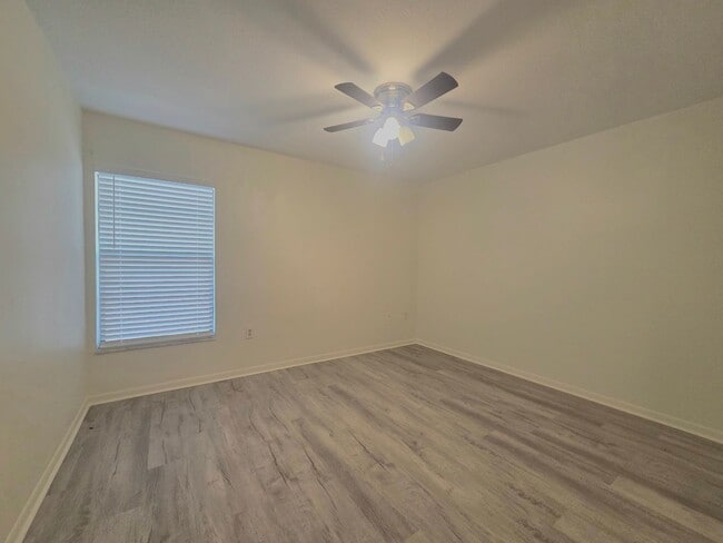 Building Photo - 1902 Crystal Grove Dr