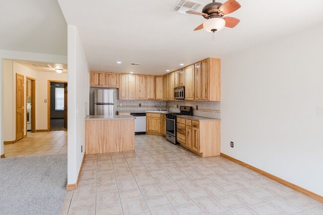 Building Photo - Spacious 4 Bedroom 2 Bath Home near Shopping