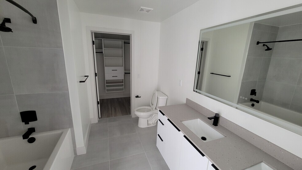 Building Photo - 2431 NE 187th St