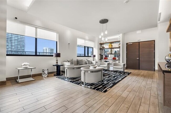 Building Photo - 999 SW 1st Ave