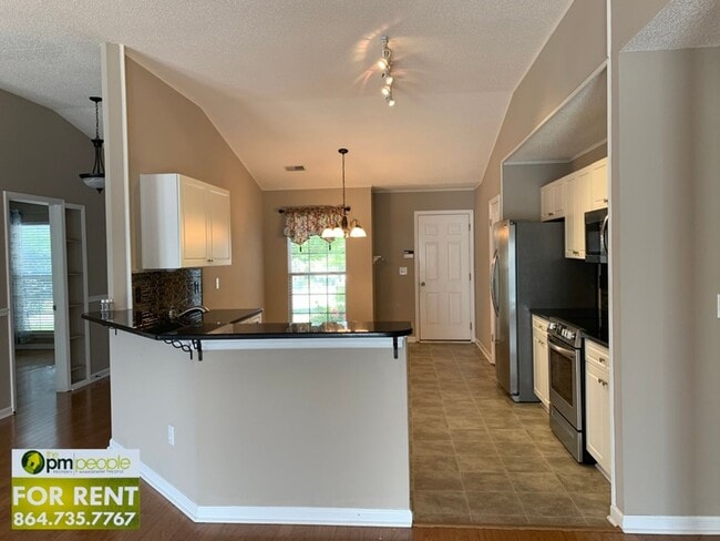 Building Photo - Comfortable 3/2 with Large Bonus Room in M...