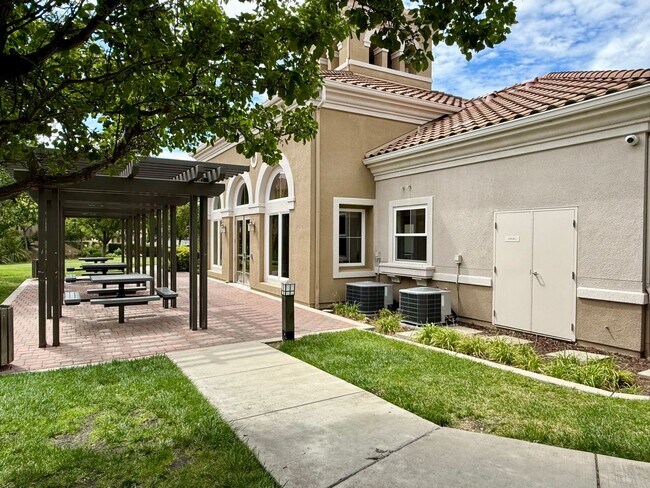 Building Photo - $4,400 / Beautiful 3BR + Bonus Room / 2.5BA Single-Family Home in Warm Springs, Fremont