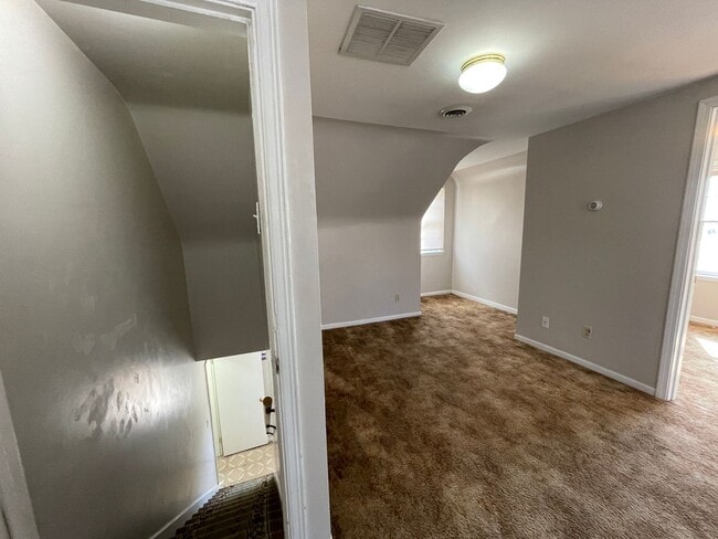 Building Photo - 2 bedroom Home Near Campus! Preleasing for 26/27 School Year!