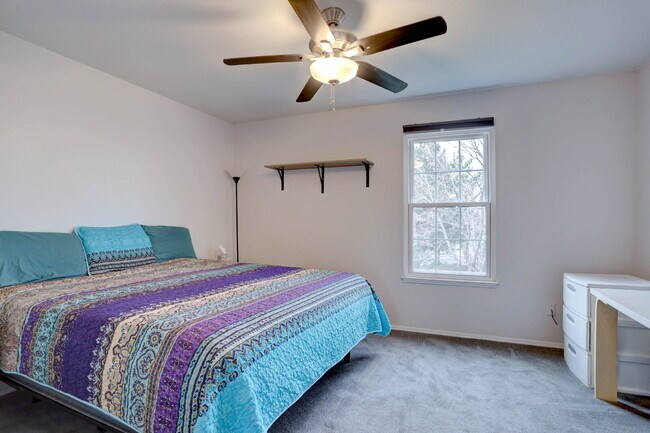 Building Photo - Wonderful 2 Bed 2 Bath Townhouse with Fireplace + Community Pool