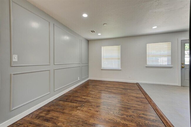 Building Photo - 1202 Windsor Way