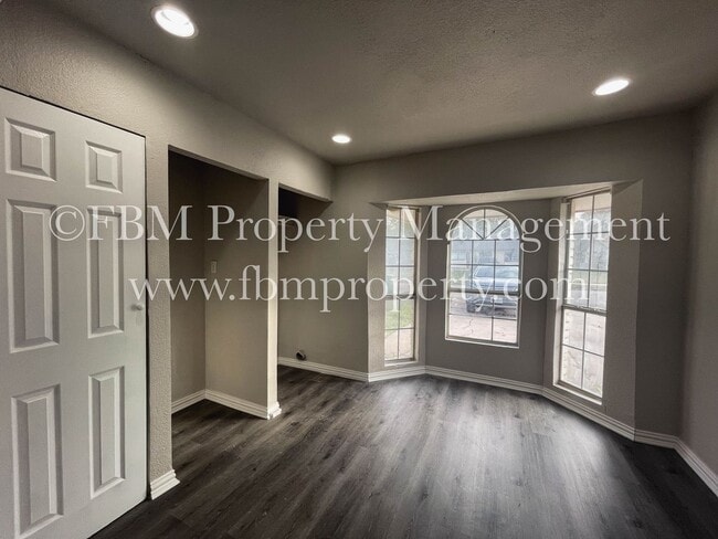 Building Photo - 1307 Janann Ave