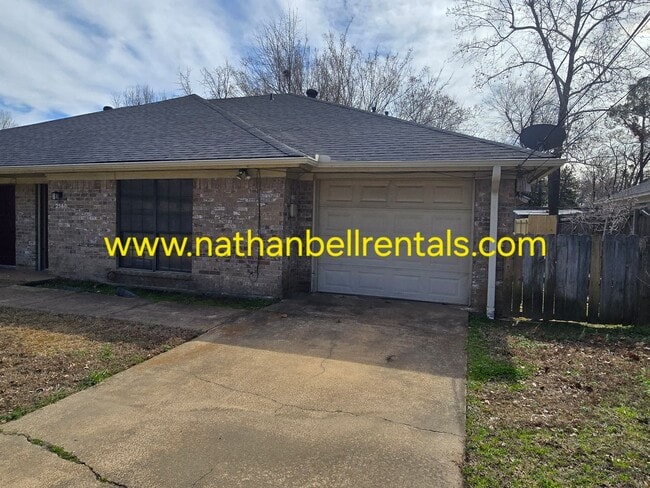Building Photo - Duplex: 3 bed, 2 bath